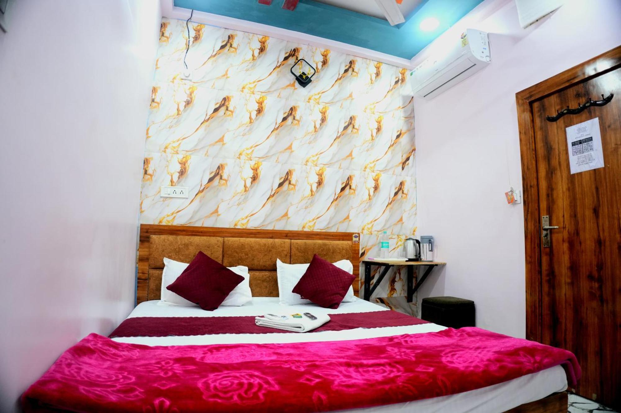 Hotel Ganraj Udždžain Exteriér fotografie